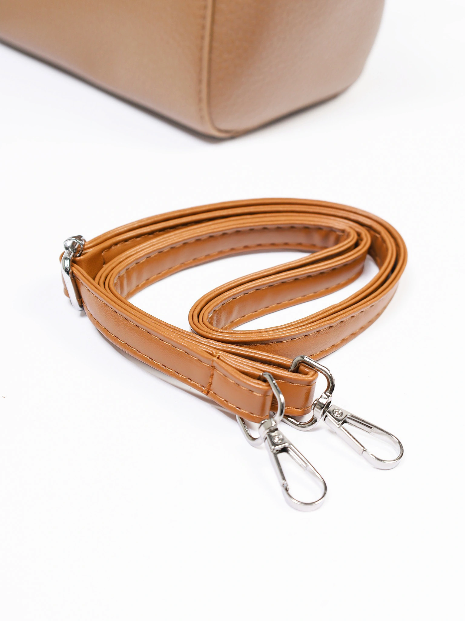 Сумка-тоут маленькая с декоративными ремешками в ассортименте